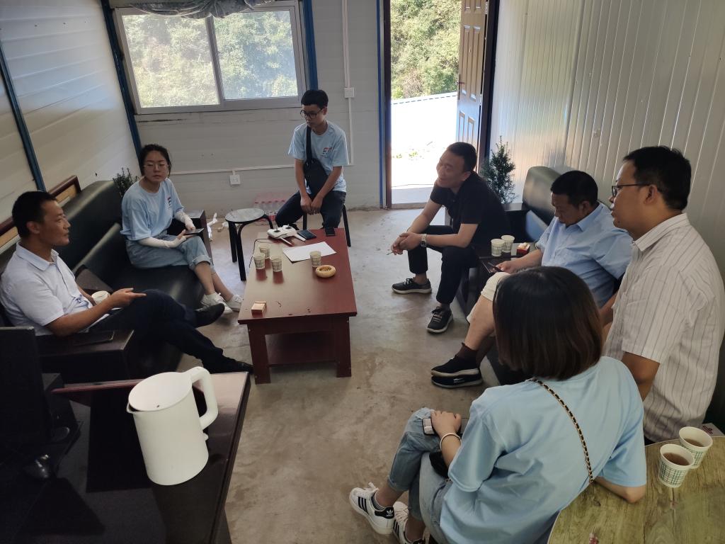 与腾升农业合作社社长交流